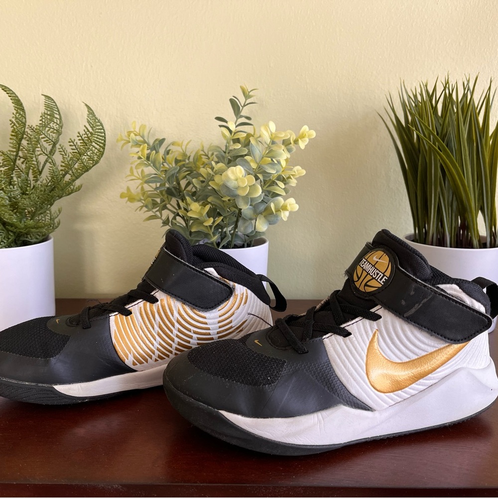 Nike Teamhustle boys sneakers.